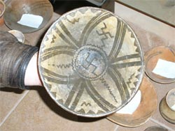 Така тарілка була знайдена в трипільському поселенні (с.Усатове, Одеська область). Реконструкція малюнку. 