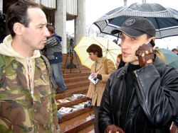 Юрко Зелений (ліворуч) - журналіст, музикознавець та Сергій Фоменко - лідер і вокаліст гурту "Мандри" 