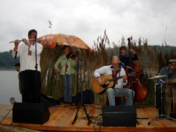 На передньому плані ліворуч - Микола Доляк (флейта, вокал), в центрі - Роман Кріль 