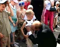 Путін любить цілувати маленьких хлопчиків у живіт