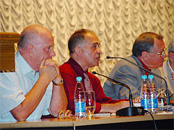 Аскольд Лозинський (в центрі) бере участь в роботі IV Всесвітнього форуму українців