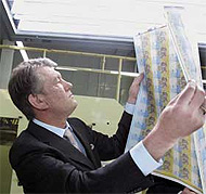 Президент Віктор Ющенко оцінює якість нових банкнот