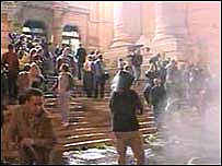 Будапешт. Демонстранти штурмують державне телебачення.