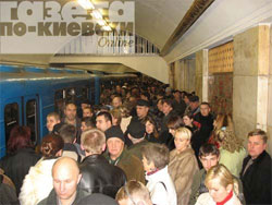 У київському метро зловмисники намагалися влаштувати аварію. Вагон дивом не зійшов з рейок