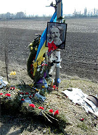 На місці загибелі В’ячеслава Чорновола. Фото 4 квітня 1999 року.