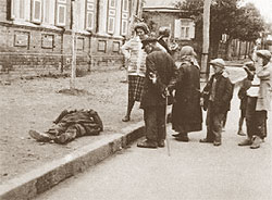 Померлий від голоду на вулиці Харкова. 1933. Фото інж. А.Вінербергера