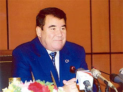 Туркменбаши Ніязов - був проголошений лідером усіх туркмен