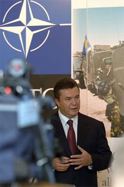 Янукович не бажає в НАТО, а Азаров бажає в ЄЕП