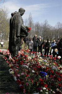 Демонтований із площі Тинісмягі в центрі Таллінна пам`ятник Воїнові-визволителю в понеділок, 30 квітня, був установлений на Військовому цвинтарі, що знаходиться на території цвинтаря Сіселінна.