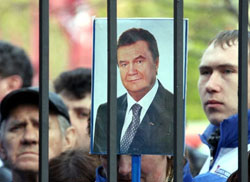 Янукович кинув майданити через коліно. Мабуть, ускладнення на голос