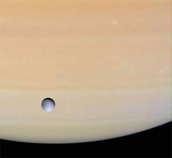 Так виглядає Діона на тлі Сатурна