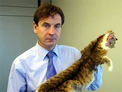 Британський парламентарій демонструє котячу шкуру. Фото з сайту chrisdaviesmep.org.uk  