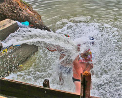 Для любителів екстриму - купання у водопаді, що витікає прямо з соляної шахти. (Фото - www.simsester.com)