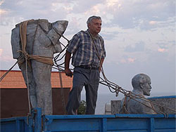 “Лєнін всєгда со мной!” - перший секретар Чорноморського райкому Компартії Віктор Демусенко прив`язав себе до пам`ятника