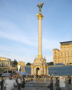 Черновецький вирішив теж прикластися до обличчя Майдану. До фалічного символу додадуть “Бетмена” на куполі