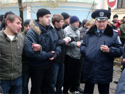 Охоронець російських шовіністів у формі українського міліціонера