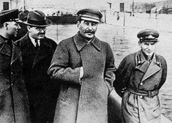 Вчителі сучасних чекістів: поруч із Сталіним, ліворуч Молотов і Ворошилов, а праворуч, із садстською посмішкою - товарищ Єжов.
