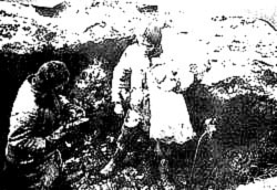 Канібали на місці захоронення. Фото з архіву НКВД. 1933 рік