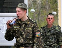 Мирні будні російської армії: повальний алкоголізм, вбивства і знущання над строковиками