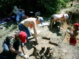 Одна з попередніх археологічних експедицій до Малого Раківця (фото - archaeology.univ.kiev.ua)