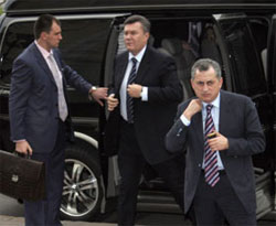 Янукович раптово покинув агітацію попів аби зірвати голосування у парламенті