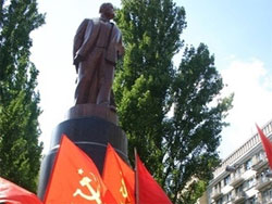 Вшанування творця Голодоморів. Комуністи відкрили відреставрованого ідола – без крові не обійшлося