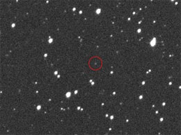 Фотографії астероїда 2009 DD45 (обведено червоним), зроблені в обсерваторії Сайдінг-Спрінгс в Австралії. Фото Robert H. McNaught ANU/UA