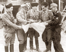 За версією Віктора Суворова (Богдан Резун), - серед козаків Російської визвольної армії на фото 1944 року - батько Володимира Путіна (перший ліворуч) 