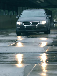 Увімкнене ближнє світло робить помітним автомобіль в умовах недостатньої видимості і вказує на напрямок його руху
