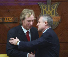 Українці вимагають звільнити Суркіса і Михайличенка за бездарну гру збірної