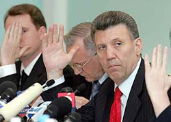 2004 рік. Голова ЦВК Сергій Ківалов голосує за Януковича-переможця. Народ на Майдані - іншої думки