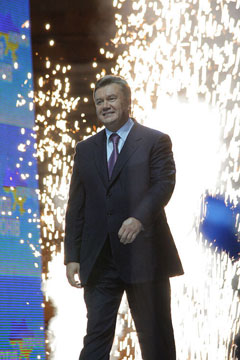 Янукович вже демонструє повагу до закону: сам себе оголосив Президентом