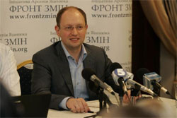 Яценюк назвав угоди, підписані Януковичем неконституційними