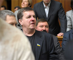 Нардеп Володимир Карпук з розбитим обличчям у залі засідань Верховної Ради
