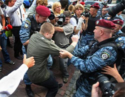 Міліція зірвала постановку «Гламурні гастролі кремлівського гебіста»