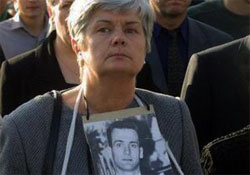 Мати вбитого владою журналіста просить політиканів не піаритися на трагедії