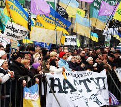 У Києві міліція затримала колону автобусів і не пускає на Майдан