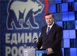 Янукович вперто тягне Україну під кремлівські крила