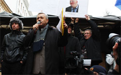 Олександр Данилюк на сцені Майдану, ліворуч від лідера підприємців Криму Олександра Дудка, який виступає з промовою