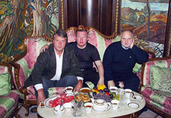 Віктор Ющенко, Володимир Сацюк і Ігор Смєшко на дачі Сацюка, у момент, який сам Ющенко вважає отруєнням