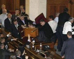 Бійка у залі засідань парламенту 16 грудня