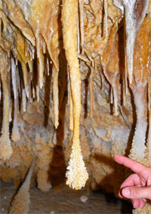 Сталактити в печері на іспанському острові Майорка 