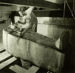 Говард Картер біля гробниці Тутанхамона