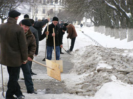 Мешканці Борисполя самостійно розчищали тротуари поблизу шкіл, дитсадків, лікарень та біля міської ради. Фото - borvisti.com.ua