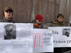 Під час вчорашнього пікету у Львові учасники тримали в руках плакати “Геть україножера!”