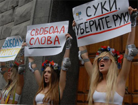 Активістки жіночого руху «FEMEN» тримають плакати під час акції протесту проти діяльності співробітників СБУ відносно активісток руху. 