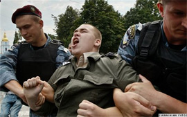 26 липня 2010 року. Правоохоронці затримали всіх, хто був з національною символікою або в національному одязі