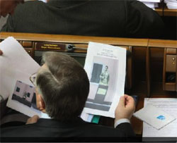 Симоненко, під час пленарного засідання розглядає ескізи нової “малої архітектурної форми”