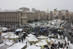 Активістів Майдану звинувачують у пошкоджені плитки покриття при встановленні наметів
