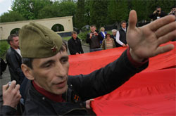 Член політради партії «Русское единство» Сергій Юхін порушує рішення суду: розготає прапор